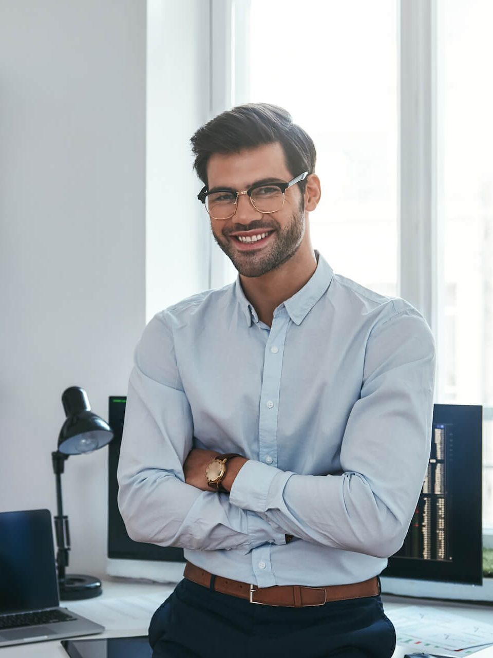happy-trader-cheerful-businessman-in-formal-cloth-2021-12-14-03-14-31-utc-e1659709484295.jpg